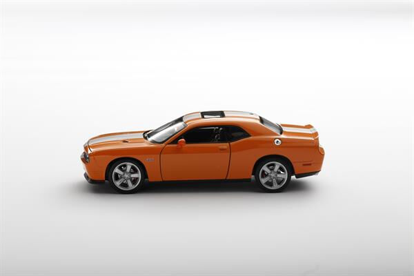Welly_Dodge_Challenger_SRT_orange_124_1.jpg